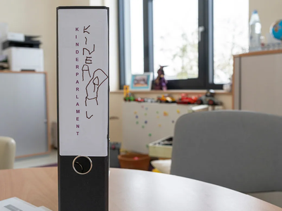 Aktenordner mit der Aufschrift "Kinderparlament"  | © AWO Bremerhaven / Simone Hryzyk